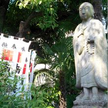 弘法堂左手奥の弘法大師立像。