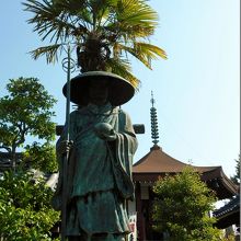 弘法大師立像と六角堂。