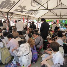 赤札授与に並ぶ人々３