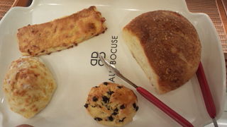 チーズ系のパンの種類が豊富で美味しい、パン屋!　駅直結なので便利!