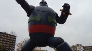 角を曲がればドーン！とポーズ