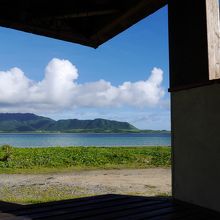 ウッドテラスからは綺麗な海と西表島