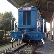 別府鉄道の機関車と客車が展示されています。