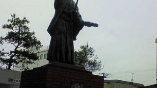 派手なポーズで、龍馬らしからぬ感じも。