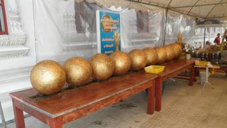 金色の玉が並んでいた