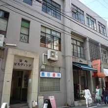 レトロビルを利用したカフェや雑貨屋さん