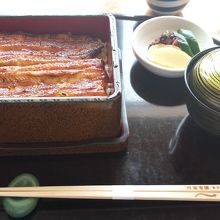 鰻重「梅」。肝吸いは、別注文です。