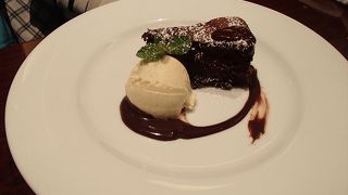 デザートが充実していて、特に、トルタカプレーゼは、イタリアのチョコレートケーキは、極端に甘くもなくのチョコでコーヒや紅茶ととてもよく合います。