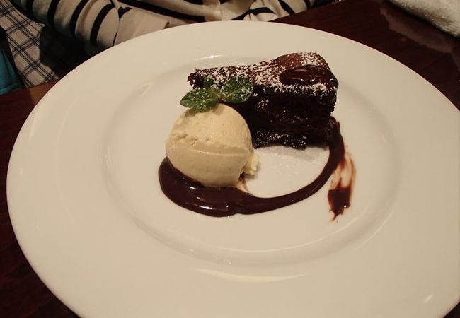 デザートが充実していて、特に、トルタカプレーゼは、イタリアのチョコレートケーキは、極端に甘くもなくのチョコでコーヒや紅茶ととてもよく合います。