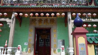 緑の建物です。