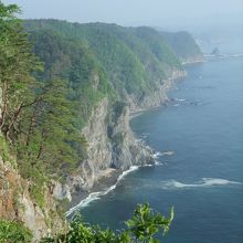 朝日にくっきりと浮かぶ岩肌は、まさに壮大な大自然そのものです