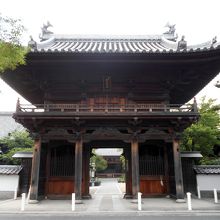 大府市指定文化財、入母屋造本瓦葺三間一戸の「文殊楼門」。