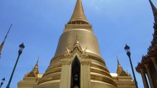 王宮の敷地内に、エメラルド寺院が!!(ゝω・)