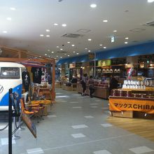 下り線。千葉名物のマックスコーヒー売ってます