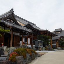 左から弘法堂〜本堂〜庫裡。要所要所の植栽が名脇役。