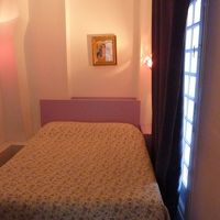 ベッドだけでかつかつな狭さ