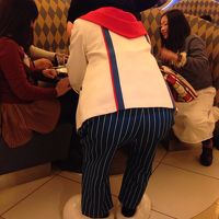 ミッキーがサインしている後ろ姿