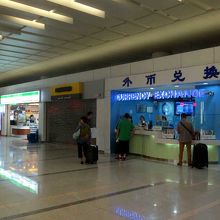 国際線ターミナルビル一階到着フロアのコンビニ(左)と外貨両替