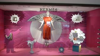 旧居留地のビルに入っているHERMES