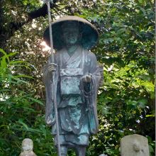 お地蔵様の右手にはお決まりの弘法大師立像。