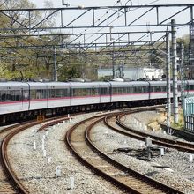 入間市駅を出発するレッドアロー号