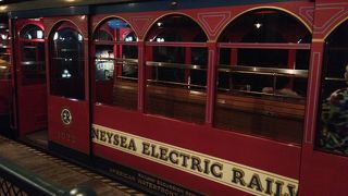 赤いレトロ風車体