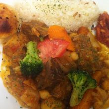 ランチの牛肉と野菜のトマトソース煮込み。