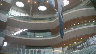 旅行前の食事やお茶をするのに便利です