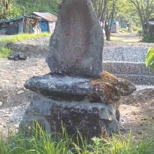 峠に続く道路入口の目印となる馬頭観音