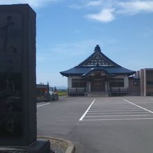 入口から見た本堂の遠景