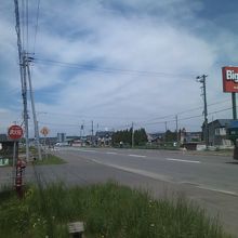 平行する国道の景観