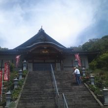 本堂に続く階段の様子