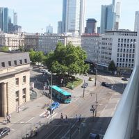 ベランダから見えるハフトバーンホフ駅と道路