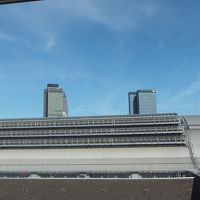 大きな窓から見えるビル