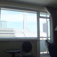 ゆとりのある客室、ブルーが基調。