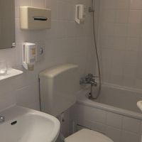 大きなバスタブのあるレストルーム。