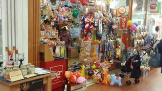 色んな駄菓子やお菓子が沢山有ります