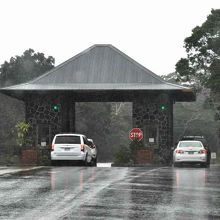 このゲートで１０ドル払います。カードもＯＫ。