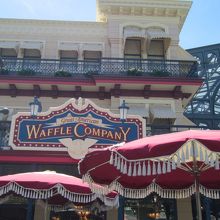 外のパラソルの下でも食べられます