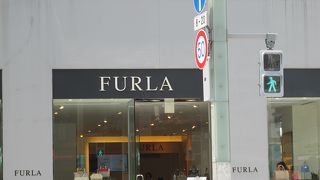 購入したバッグにイニシャルを入れてくれます。