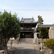 左右の御堂に囲まれた楼門が美しい大府市のお寺