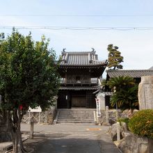 まず目を引いた立派な楼門。黒塗りにしてあるのが重厚感を増す。