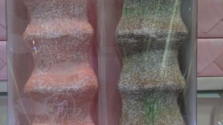 季節に合わせて、バームクーヘンに味を染み込ませた商品を販売していて、春の季節は、櫻の色を付けたバームクーヘン