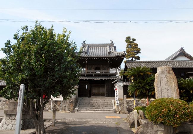 左右の御堂に囲まれた楼門が美しい大府市のお寺