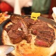 熟成肉ステーキはおいしいけれど、店員の態度が悪くて残念。