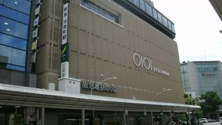 ファッション中心の店舗が展開されている