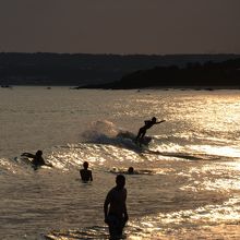 サーフを楽しむ人も居て