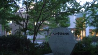 学園祭の準備でにぎわうキャンパスの片隅にある