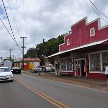 道の両側にある古い建物のひとつ
