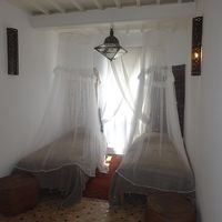 ＴＶ・冷蔵庫なし、ストーブあり。結構広いです。